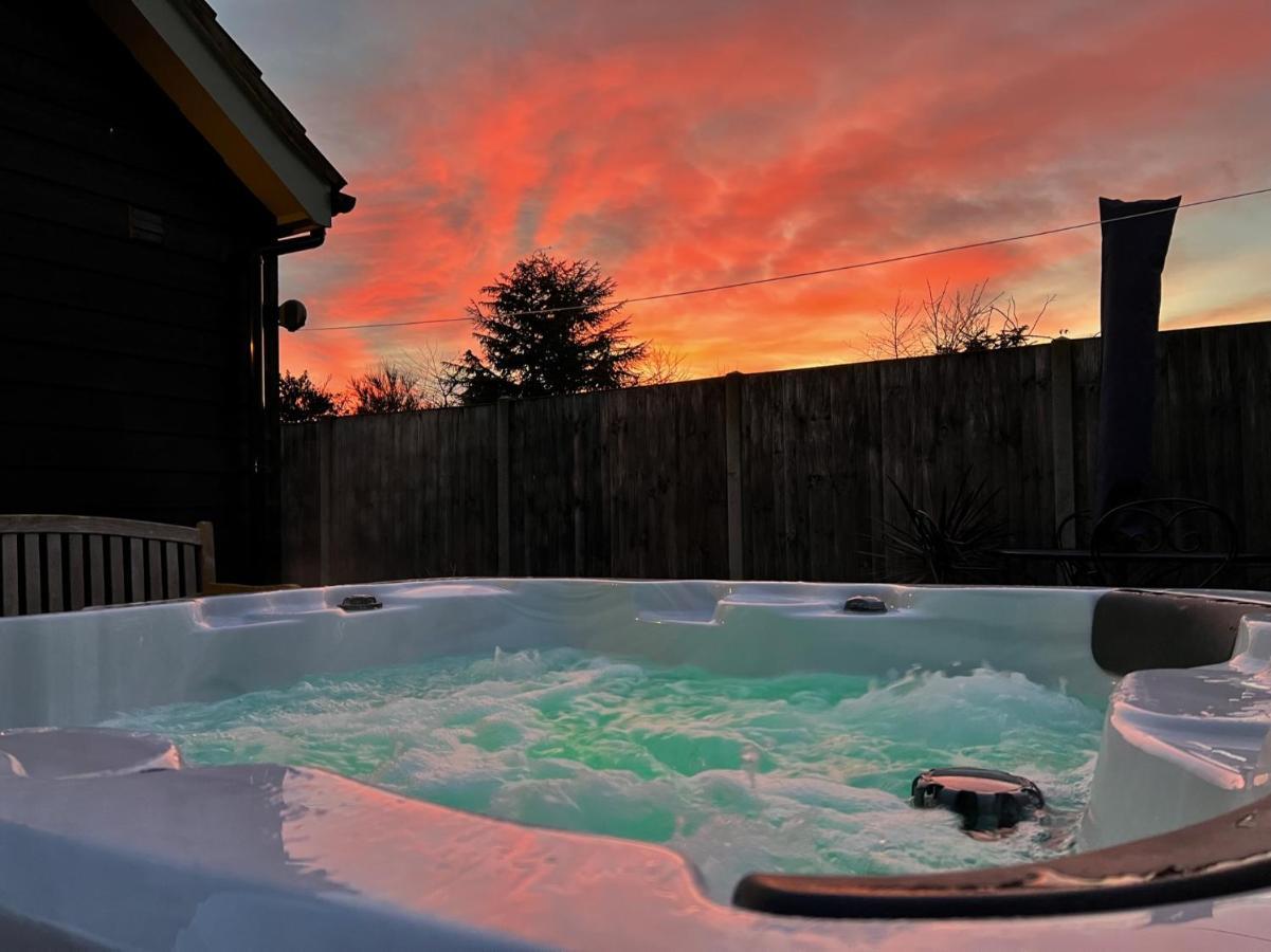Saving Grace With Private Hot Tub Villa Bawdeswell Buitenkant foto